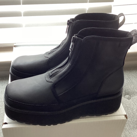 UGG® Women's CityFunc Zip Booties, size 9.5 - Picture 1 of 10